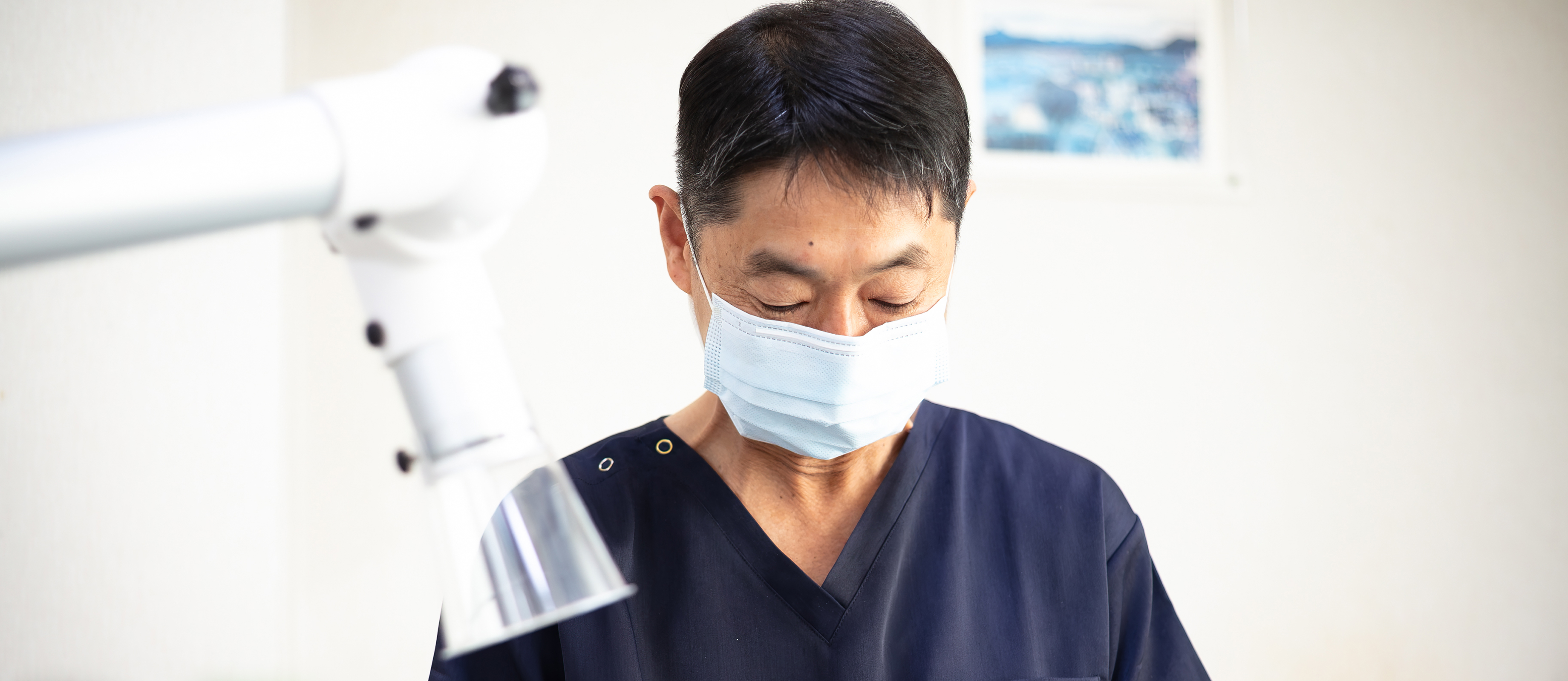 診療を行う松本歯科の院長